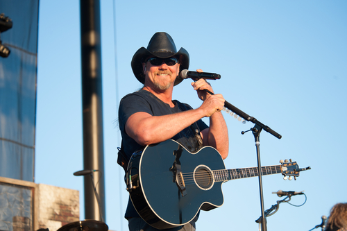 trace adkins performs at theatre